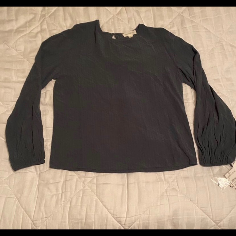 NWT Treasure Bond Long Sleeve Blouse Blue Slate Key Hole Button Back Neutral - Picture 2 of 8